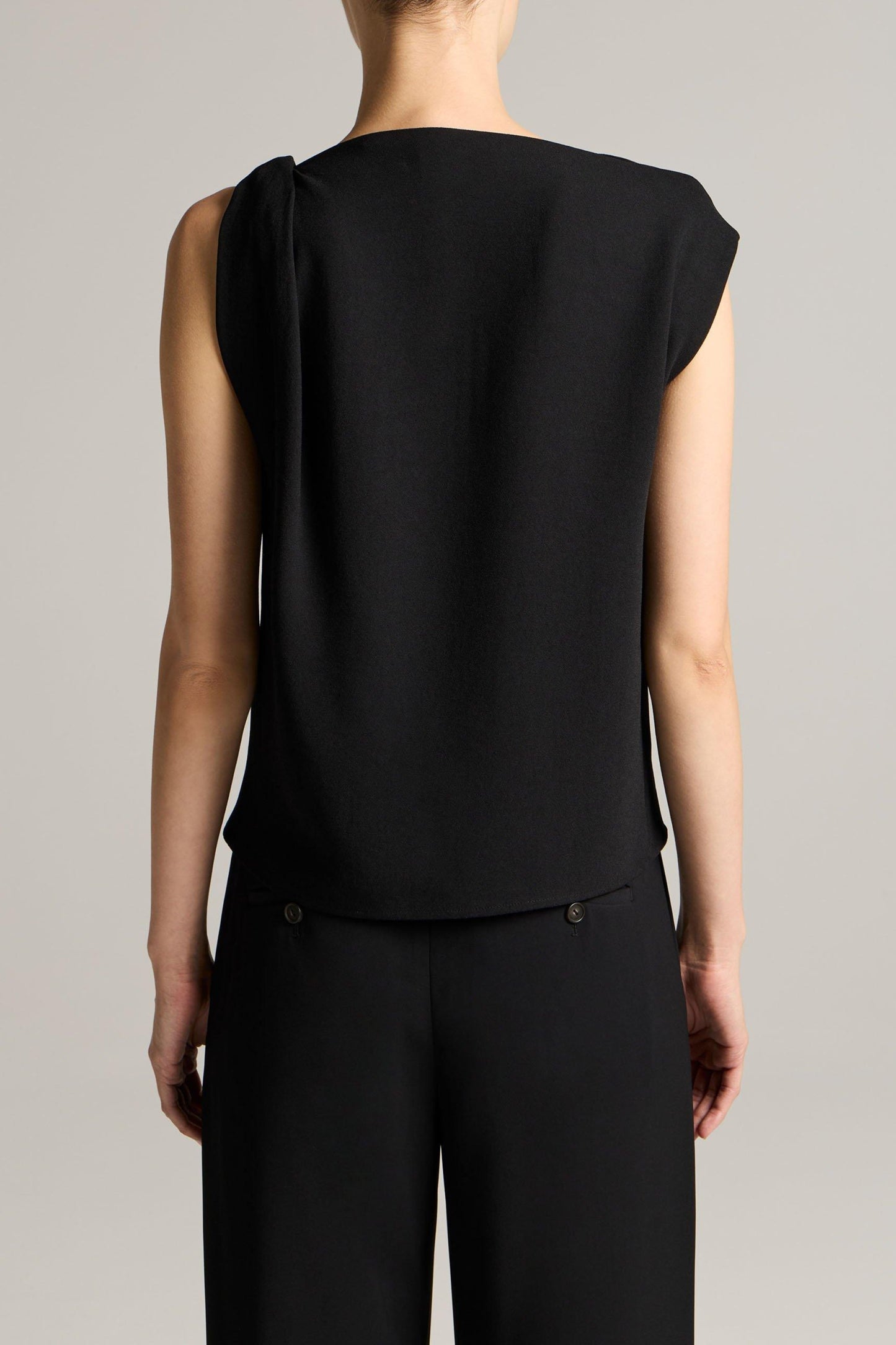 Top Draped Shoulder in Schwarz Vince