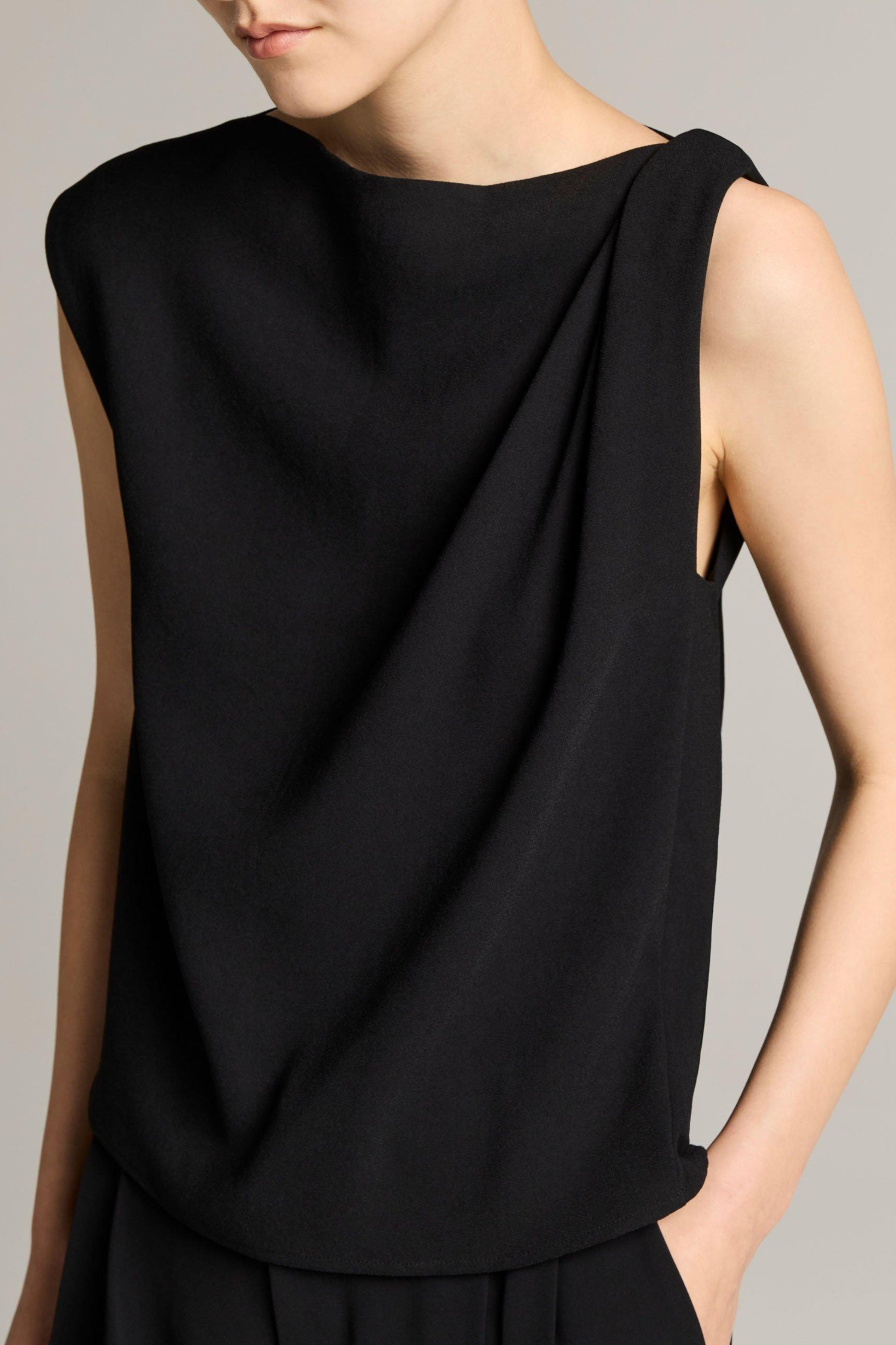 Top Draped Shoulder in Schwarz Vince