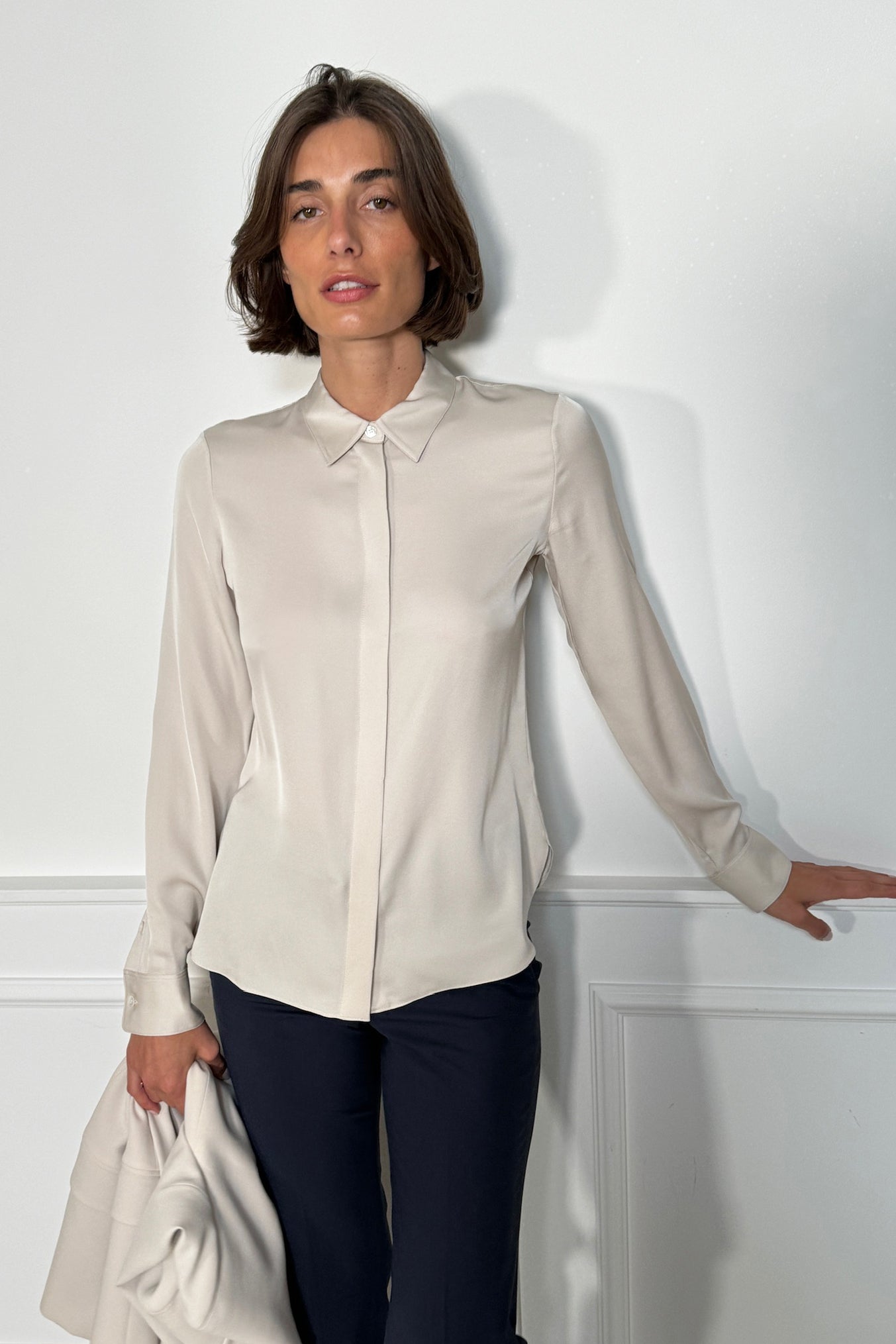 Bluse Classic Fit in PumiceTheory - Anita Hass