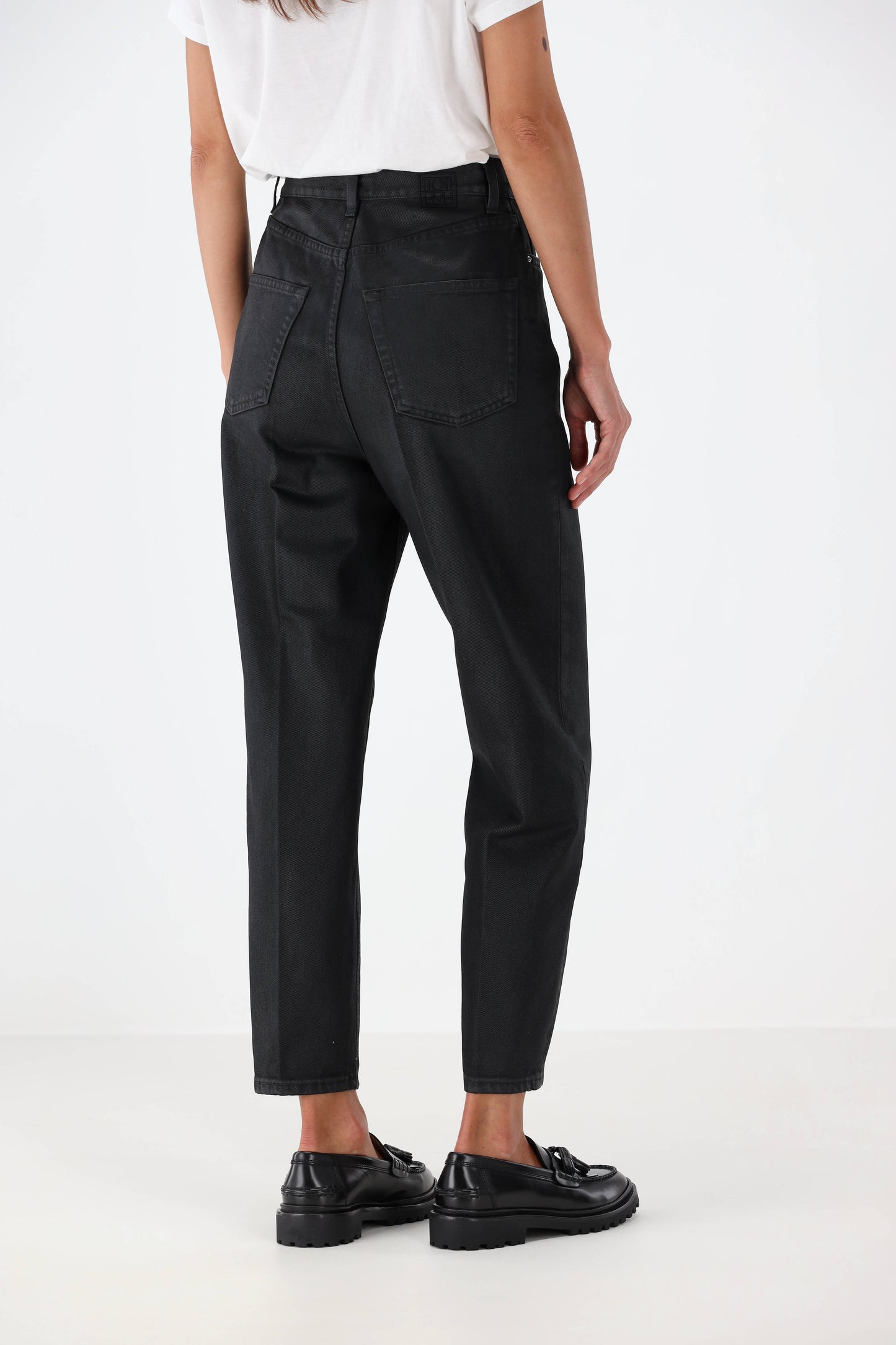 Jeans Tapered in Coated BlackToteme - Anita Hass