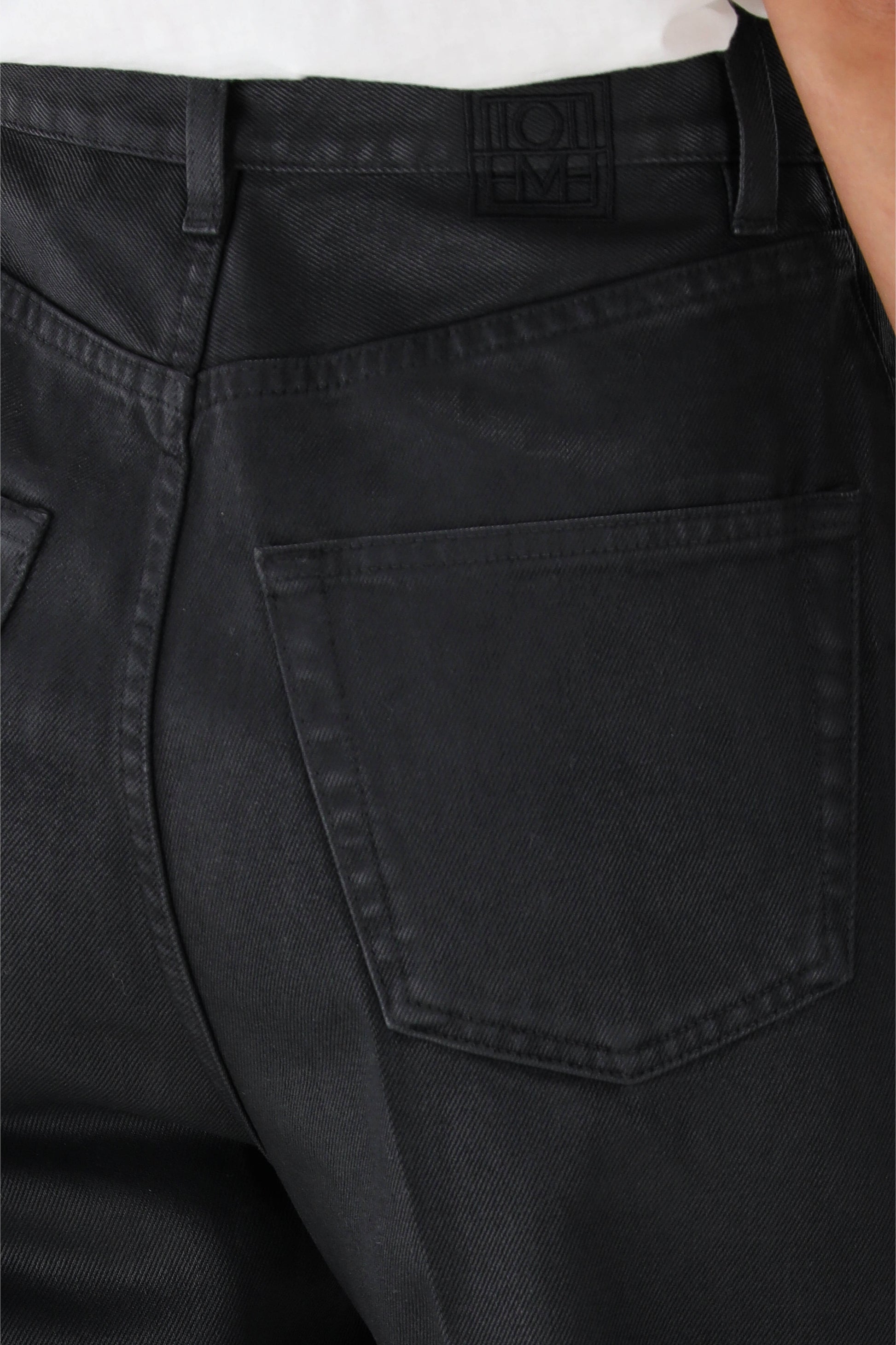 Jeans Tapered in Coated BlackToteme - Anita Hass
