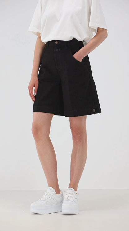 Bermuda shorts in black