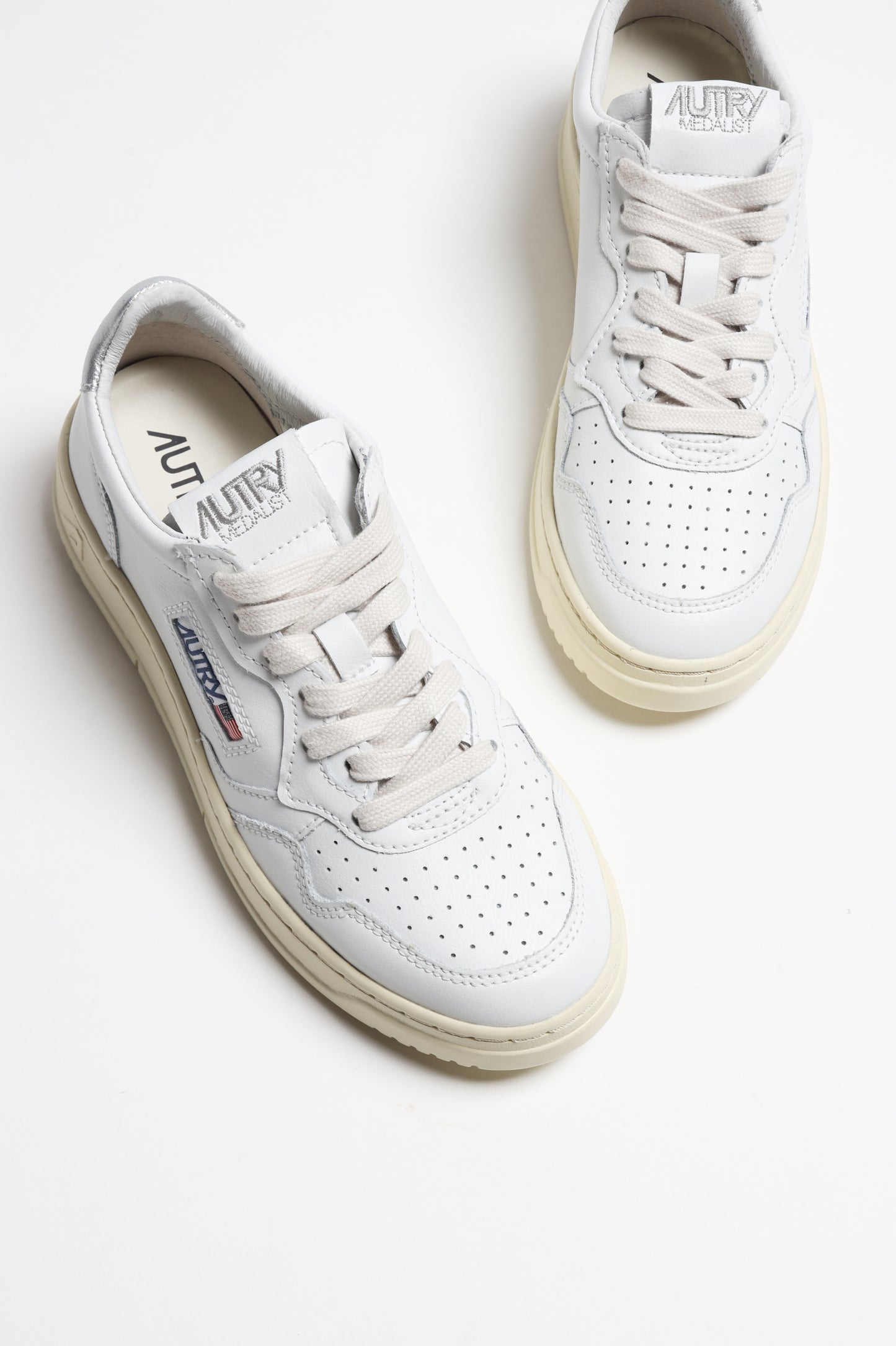 Sneaker Medalist in Weiß/Silber Autry