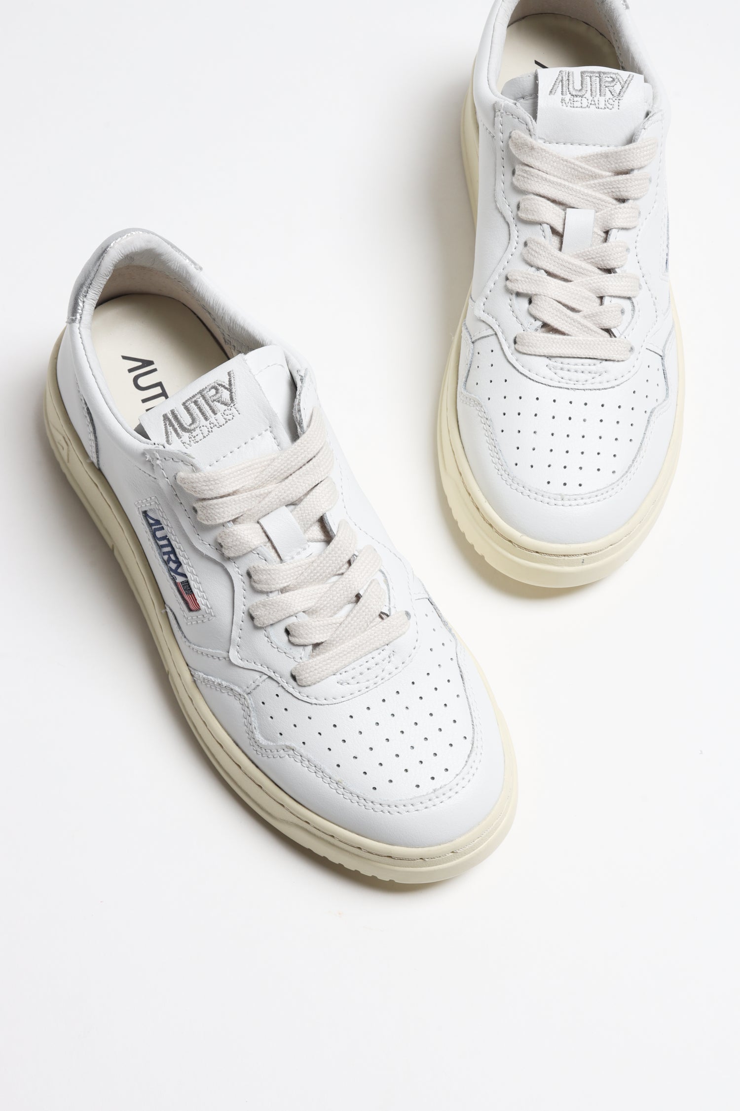 Sneaker Medalist in Weiß/Silber Autry