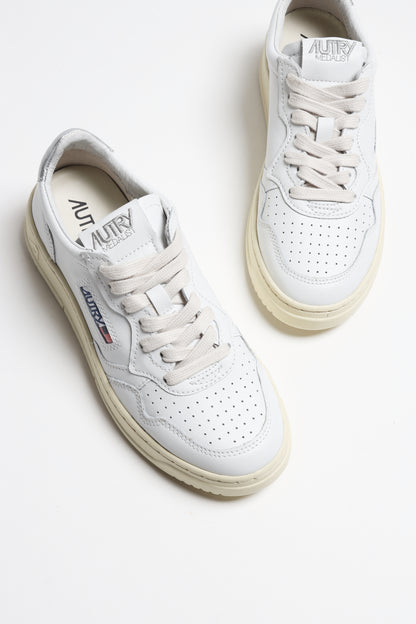 Sneaker Medalist in Weiß/Silber Autry
