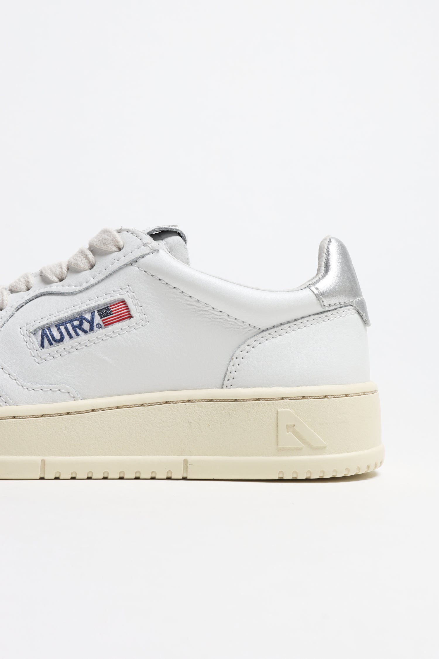 Sneaker Medalist in Weiß/Silber Autry