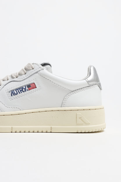 Sneaker Medalist in Weiß/Silber Autry