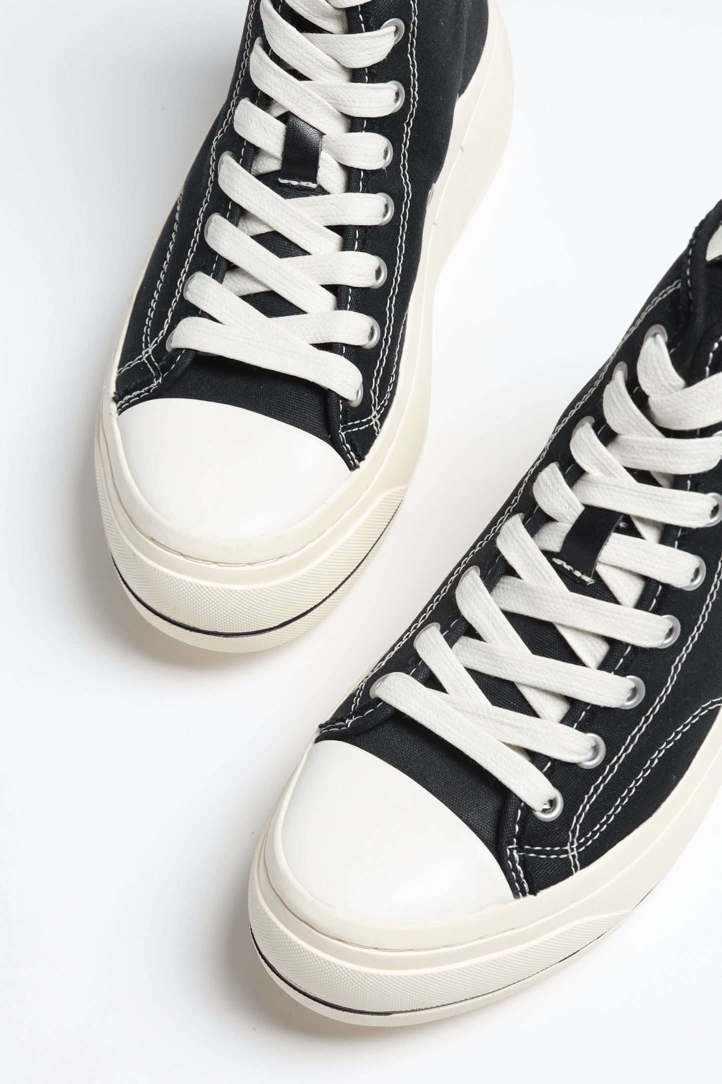 High Top Sneaker in Schwarz R13