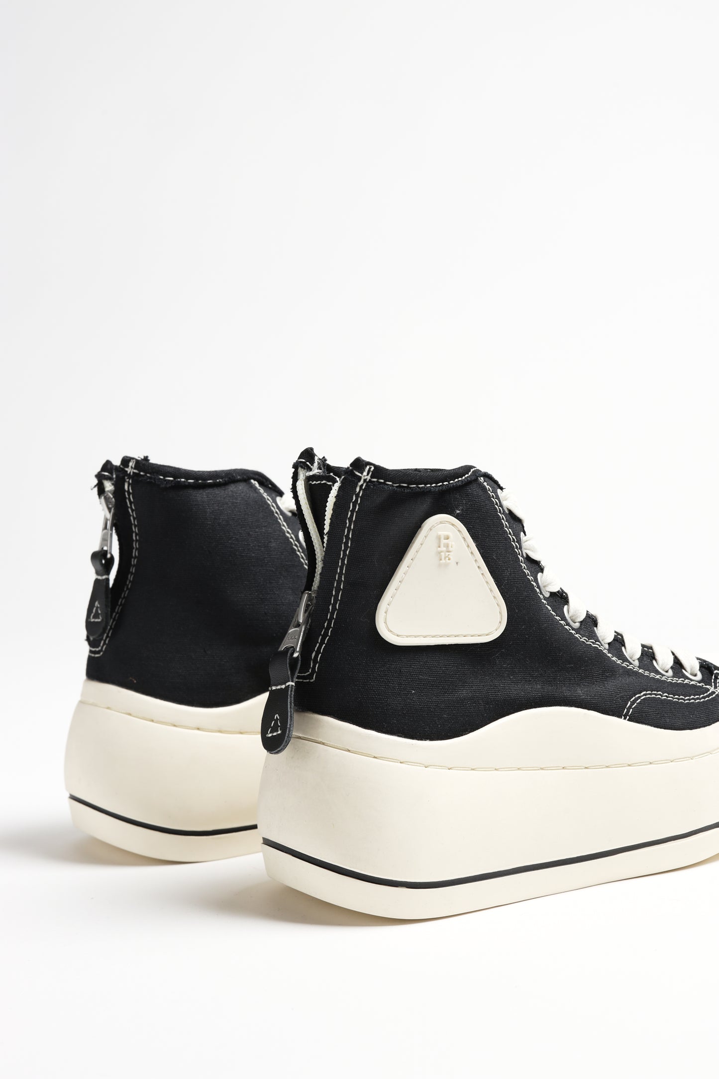 High Top Sneaker in Schwarz R13