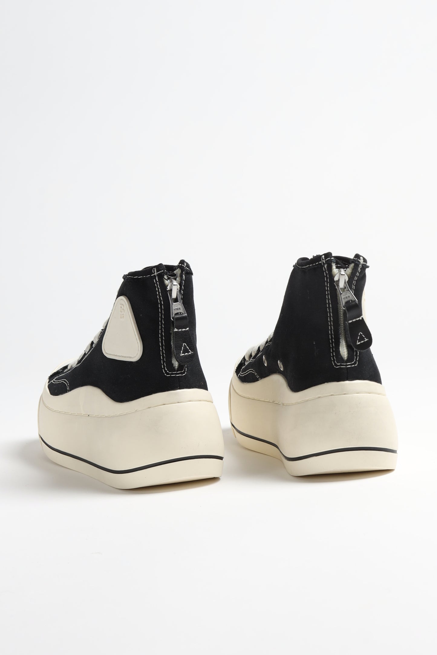 High Top Sneaker in Schwarz R13